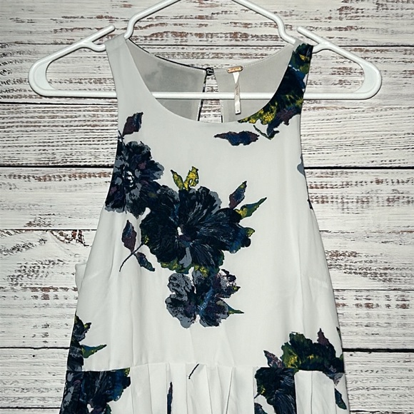 Free People Cloud Combo
Floral "Flutter By" Pleated Mini Dress 6 MSRP $128 - Picture 6 of 16